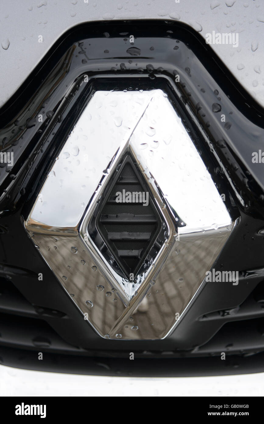 Close up di chrome logo Renault su una vettura Foto Stock