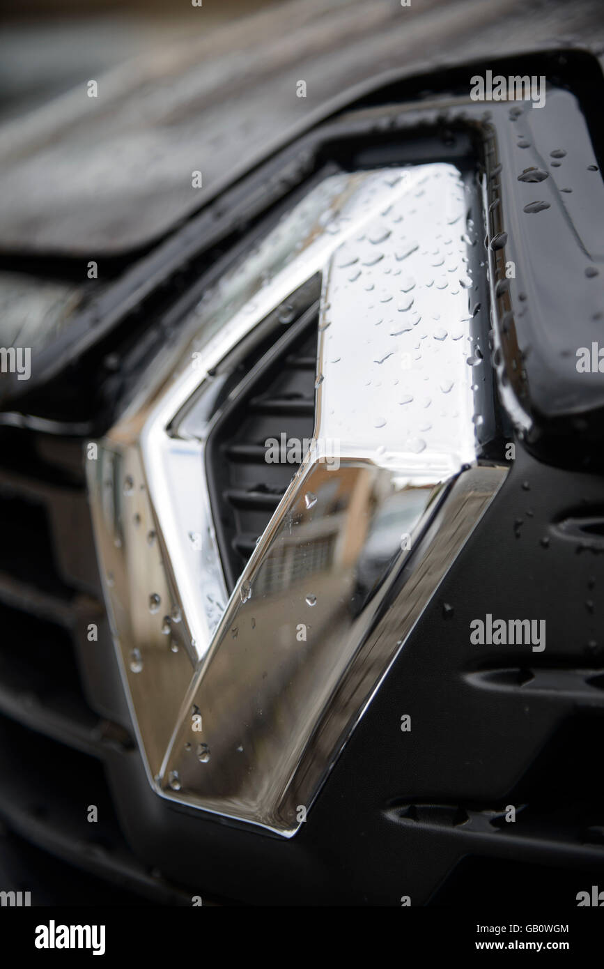 Close up di chrome logo Renault su una vettura Foto Stock