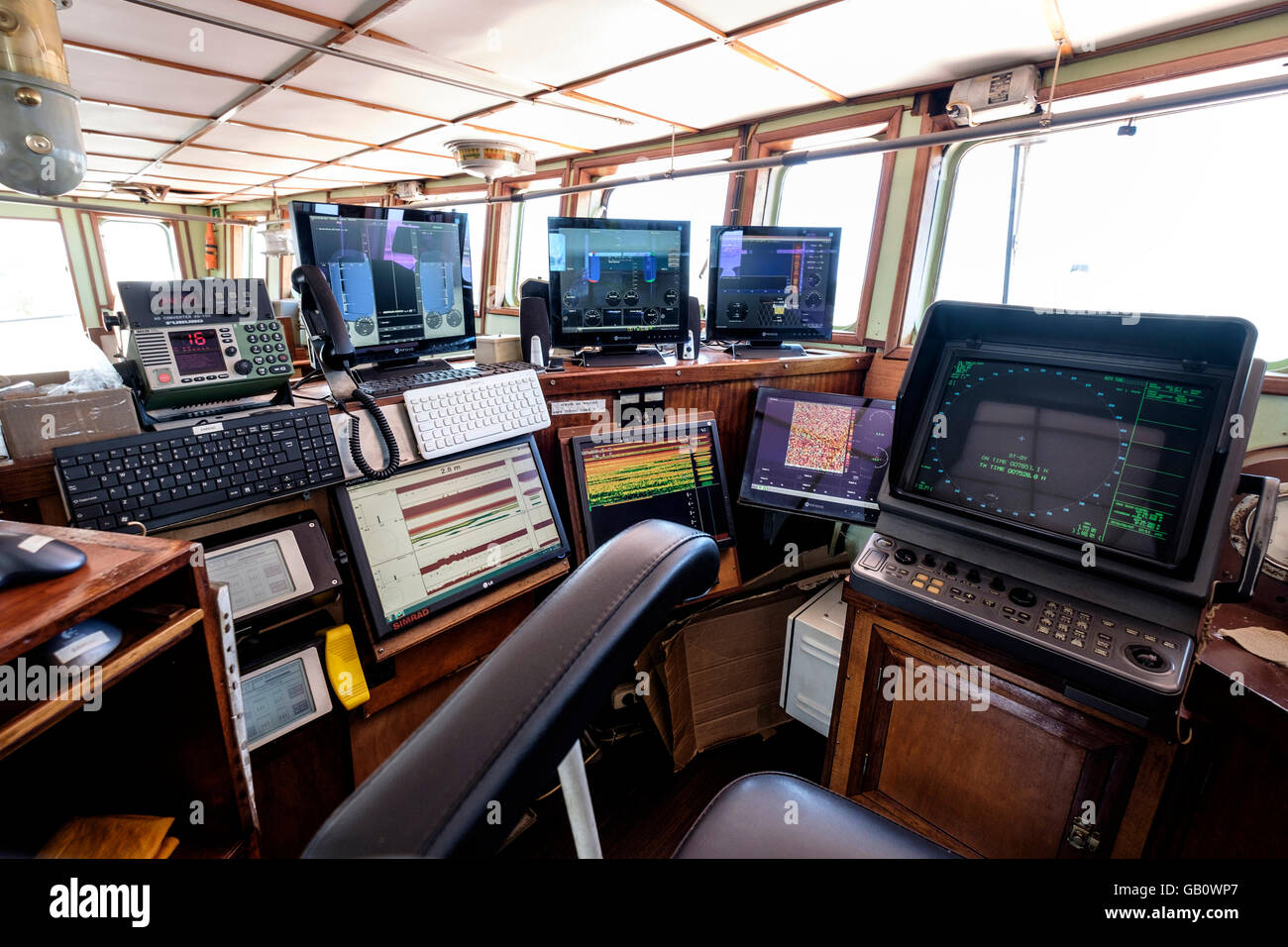 Camera di navigazione con high tech cartografia apparecchiatura su una nave da trasporto merci Foto Stock