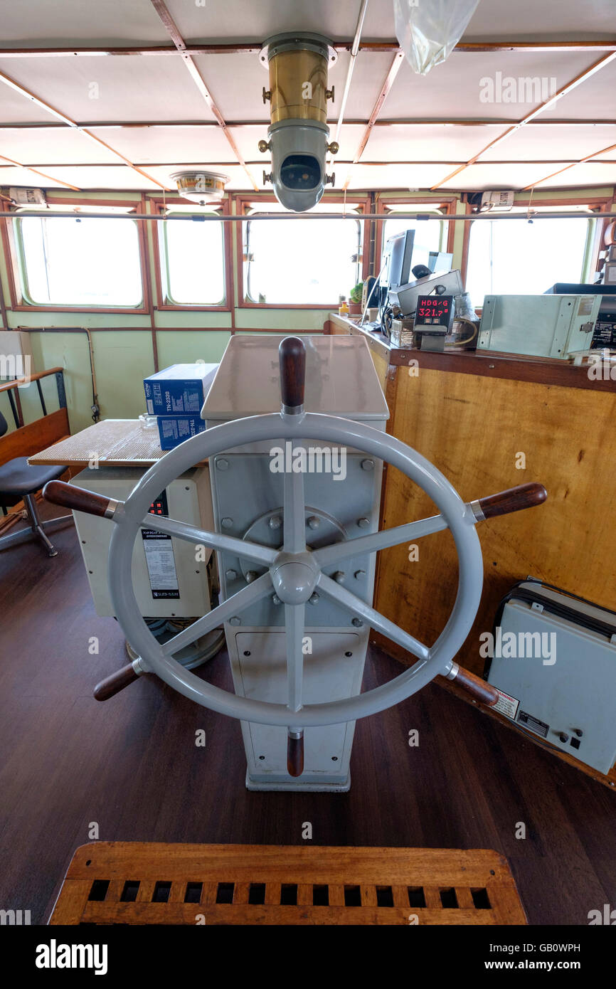 Volante di comando nella sala di navigazione di una nave da trasporto Foto Stock