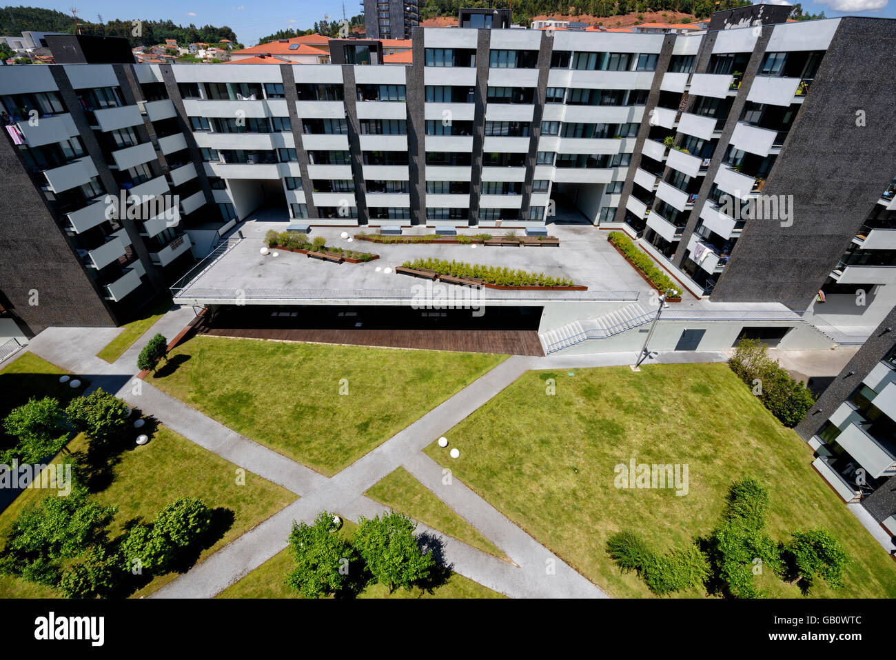 Vista aerea del giardino all'interno di un grande complesso di appartamenti Foto Stock