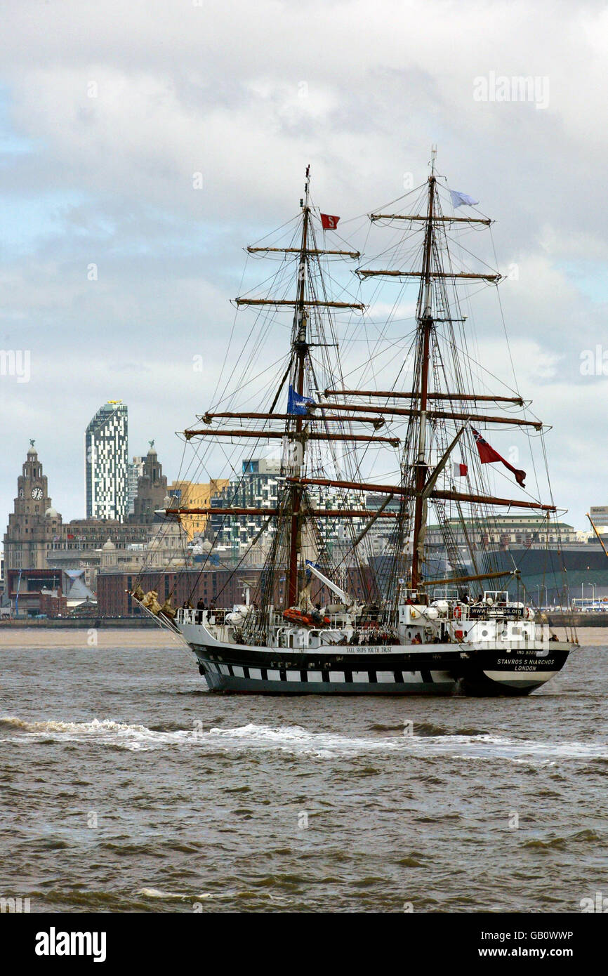 La Stavros S Niarchos, una delle alte navi sul fiume Mersey a Liverpool in competizione nella Tall Ships race.PRESS ASSOCIATION foto. Foto Stock