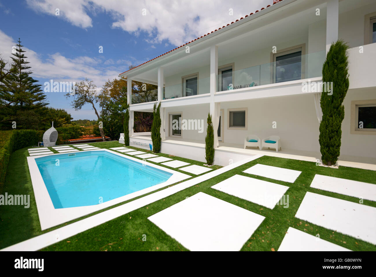 Casa con piscina esterna Foto Stock