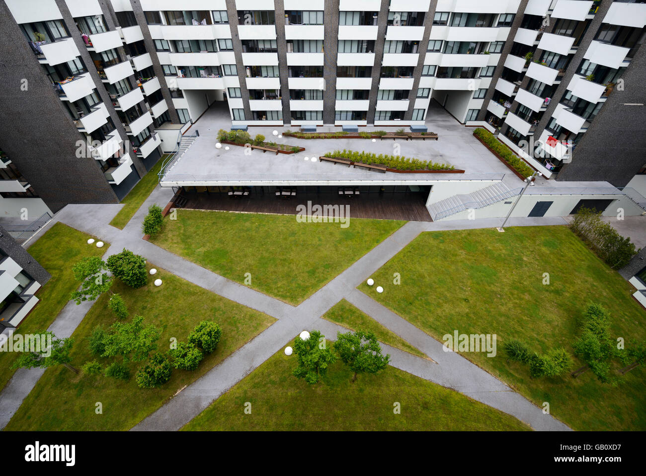 Vista aerea del giardino all'interno di un grande complesso di appartamenti Foto Stock