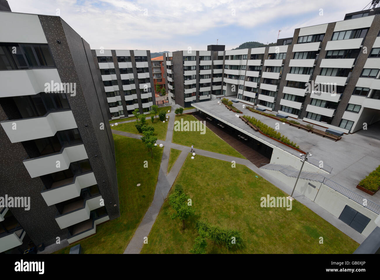 Vista aerea del giardino all'interno di un grande complesso di appartamenti Foto Stock