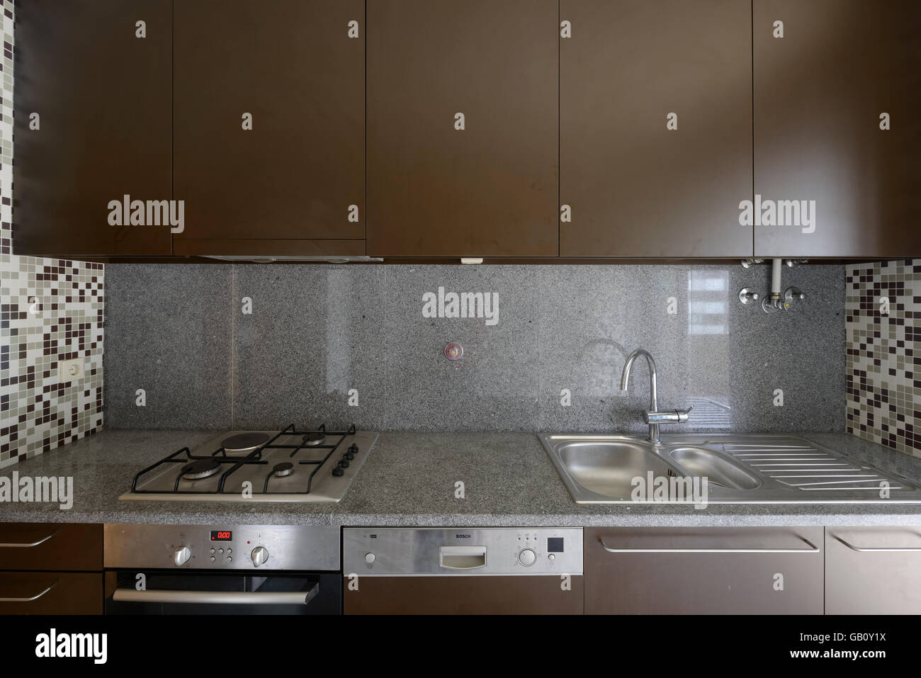 Piccola e moderna cucina marrone counter Foto Stock