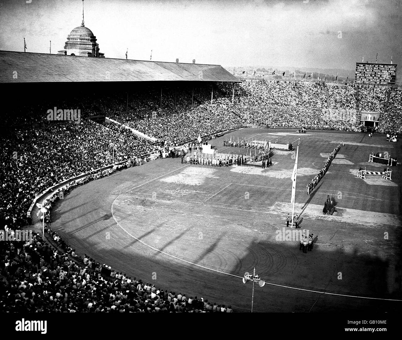 Giochi Olimpici di Londra 1948 - cerimonia di chiusura - Wembley. La consegna della bandiera olimpica al sindaco di Londra durante la cerimonia di chiusura dell'ultimo giorno a Wembley. Foto Stock
