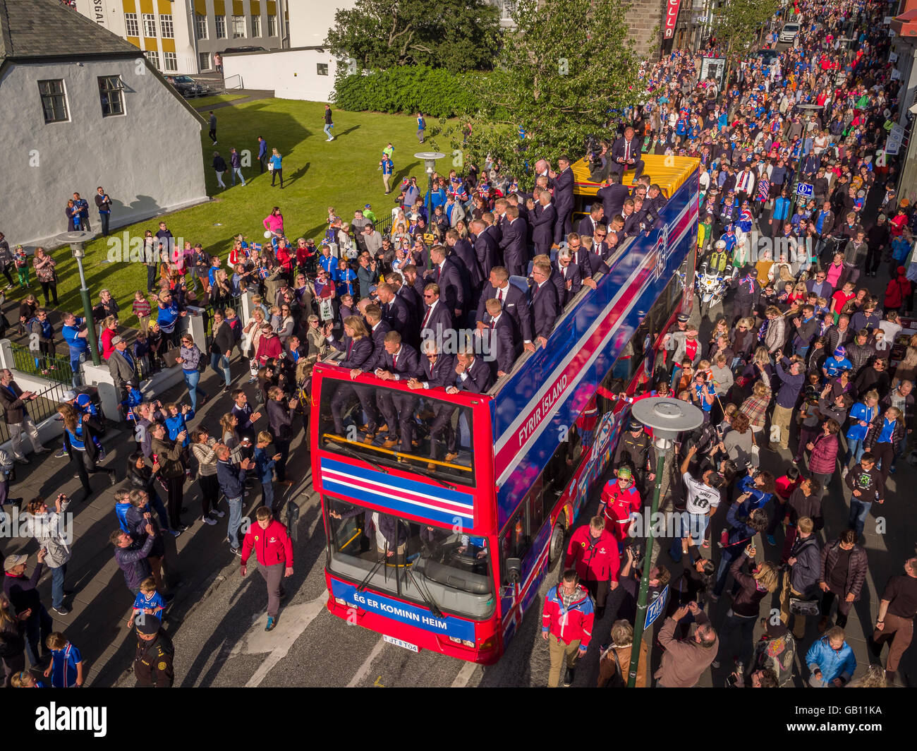 Migliaia di salutare la Icelandic National Football Team, dopo una molto successo di UEFA EURO 2016 Concorrenza, Reykjavik, Islanda Foto Stock
