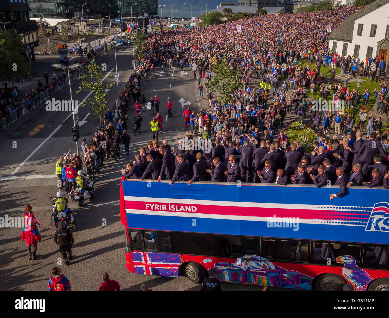 Migliaia di salutare la Icelandic National Football Team, dopo una molto successo di UEFA EURO 2016 Concorrenza, Reykjavik, Islanda Foto Stock