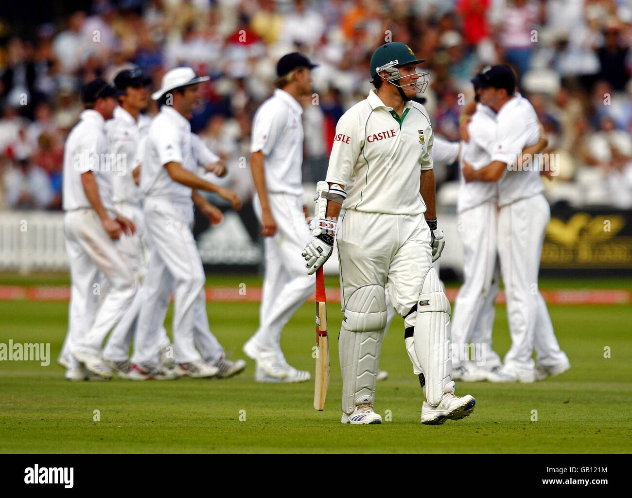 Il capitano sudafricano Graeme Smith esce catturato Kevin Pietersen inchinò James Anderson durante la prima partita di test Npower al Lord's Cricket Ground, Londra. Foto Stock