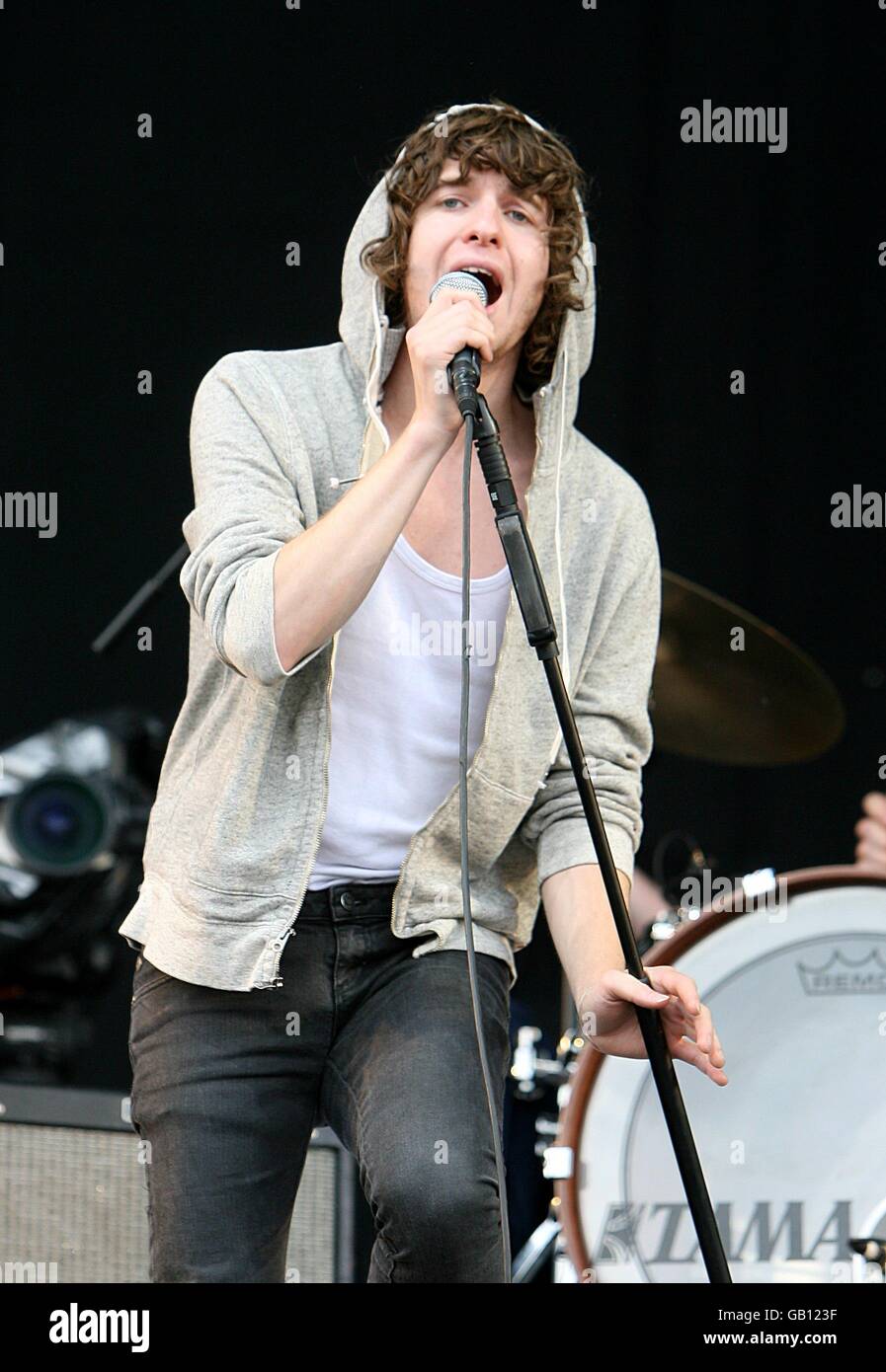 Luke Pritchard of the Kooks si esibisce durante l'Oxegen Festival 2008 presso l'ippodromo di Punchestown, Naas, County Kildare, Irlanda. Foto Stock