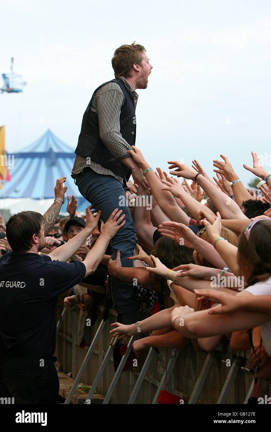 Ricky Wilson dei Kaiser Chiefs si esibisce durante l'Oxegen Festival 2008 presso l'ippodromo di Punchestown, Naas, County Kildare, Irlanda. Foto Stock