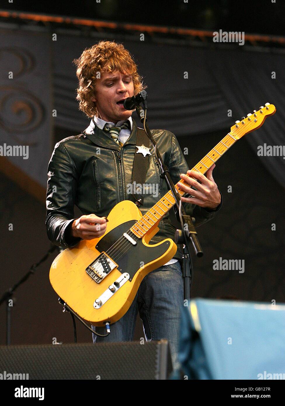 Brendan Benson dei Raconteurs si esibisce durante l'Oxegen Festival 2008 presso l'ippodromo di Punchestown, Naas, County Kildare, Irlanda. Foto Stock