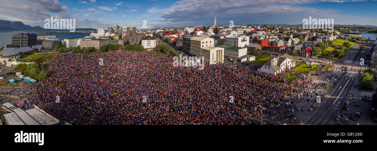 Migliaia di salutare la Icelandic National Football Team, dopo una molto successo di UEFA EURO 2016 Concorrenza, Reykjavik, Islanda Foto Stock