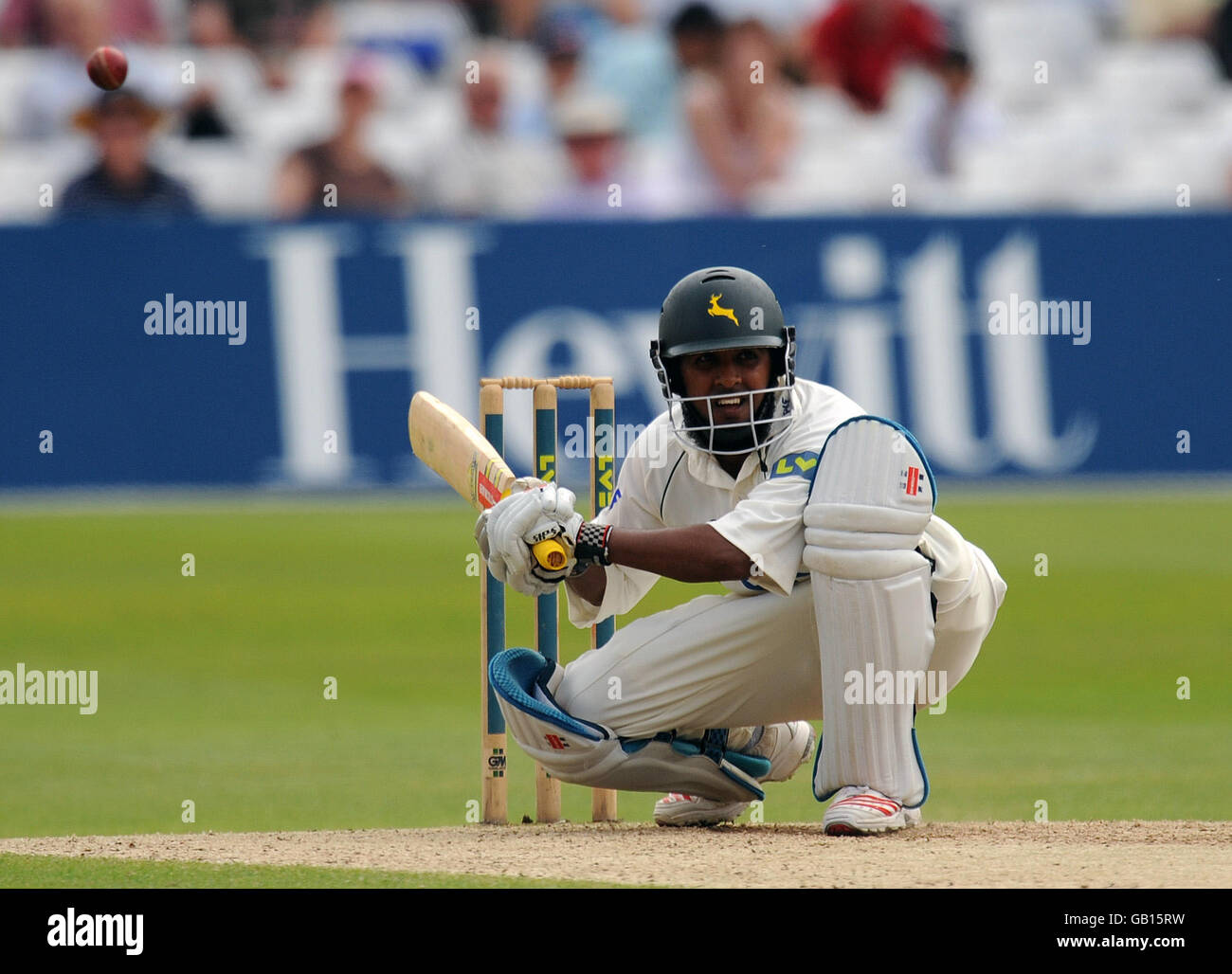 Cricket - Liverpool Victoria County Championship - Divisione uno - giorno due - Nottinghamshire v Yorkshire - Trent Bridge. Il Bilal Shafayat di Nottinghamshire evita un rimbalzo Foto Stock