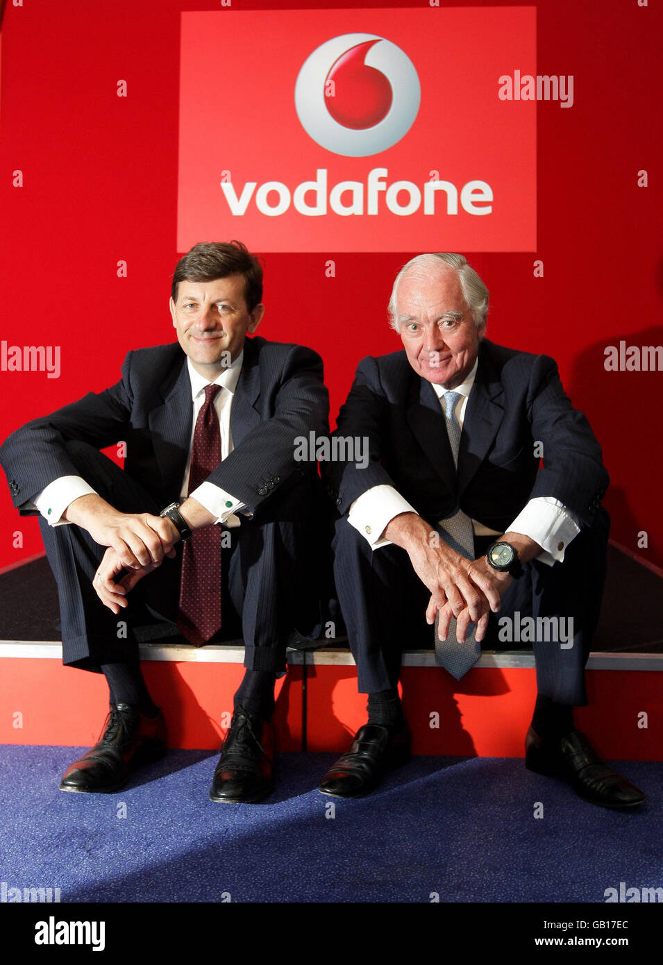 Vittorio Colao (a sinistra), il nuovo Chief Executive di Vodafone, con Sir John Bond, Presidente di Vodafone, presso l'AGM del Gruppo Vodafone, tenutosi presso il Queen Elizabeth II Conference Centre di Westminster, Londra. Foto Stock