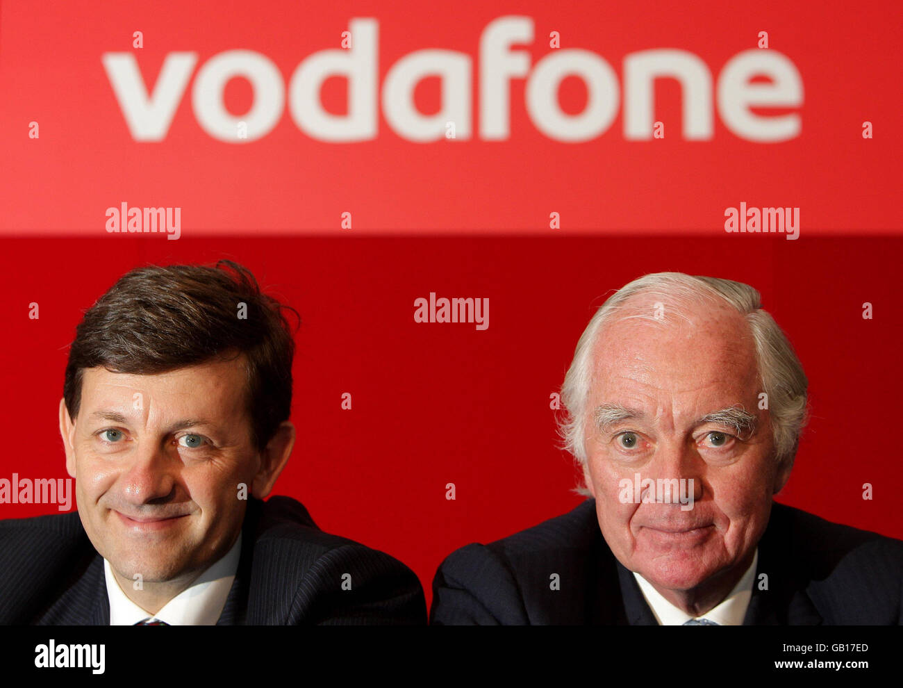 Vittorio Colao (a sinistra), il nuovo Chief Executive di Vodafone, con Sir John Bond, Presidente di Vodafone, presso l'AGM del Gruppo Vodafone, tenutosi presso il Queen Elizabeth II Conference Centre di Westminster, Londra. Foto Stock