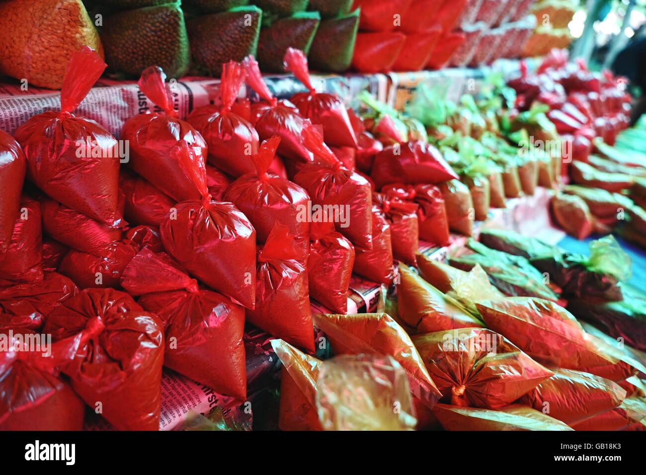 Le spezie e le erbe la vendita a un villaggio locale mercato in Bentota Sri Lanka Sud Est Asiatico sacchetti di erbe aromatiche come la noce moscata, il peperoncino essiccato di spezie e cannella Foto Stock