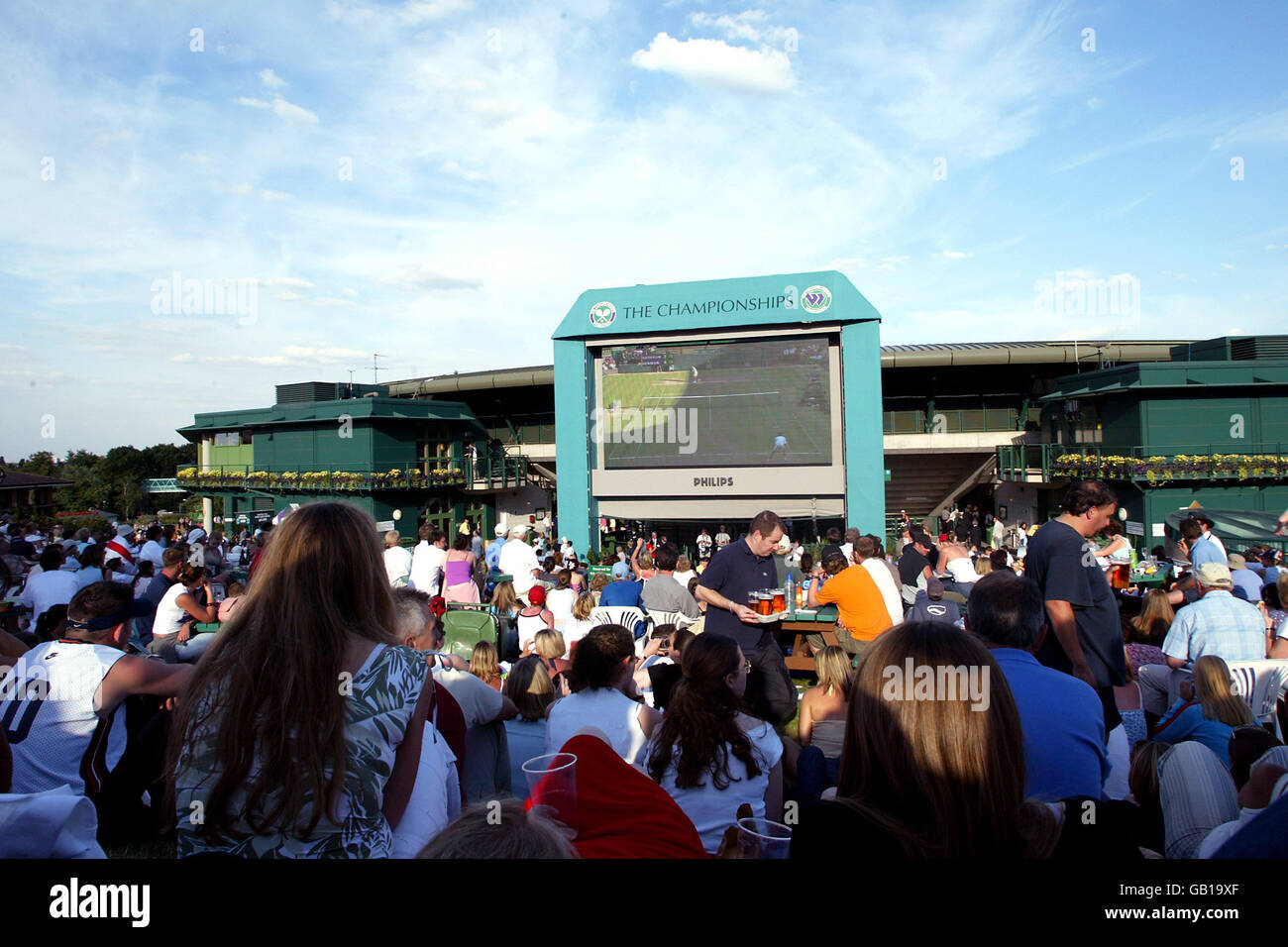 Tennis - Wimbledon 2003 - terzo turno maschile - Tim Henman / Robin Soderling. I fan di Tim Henman guardano la partita da "Henman Hill" e si immergersi nell'atmosfera Foto Stock