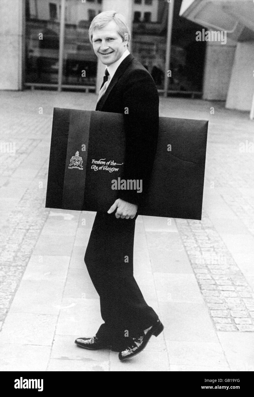 Il campione del mondo leggero Jim Watt si trova a breve distanza dalla Guildhall di Londra Dopo aver ricevuto la libertà della città di Glasgow da Dr. Michael Kelly, Provost Foto Stock