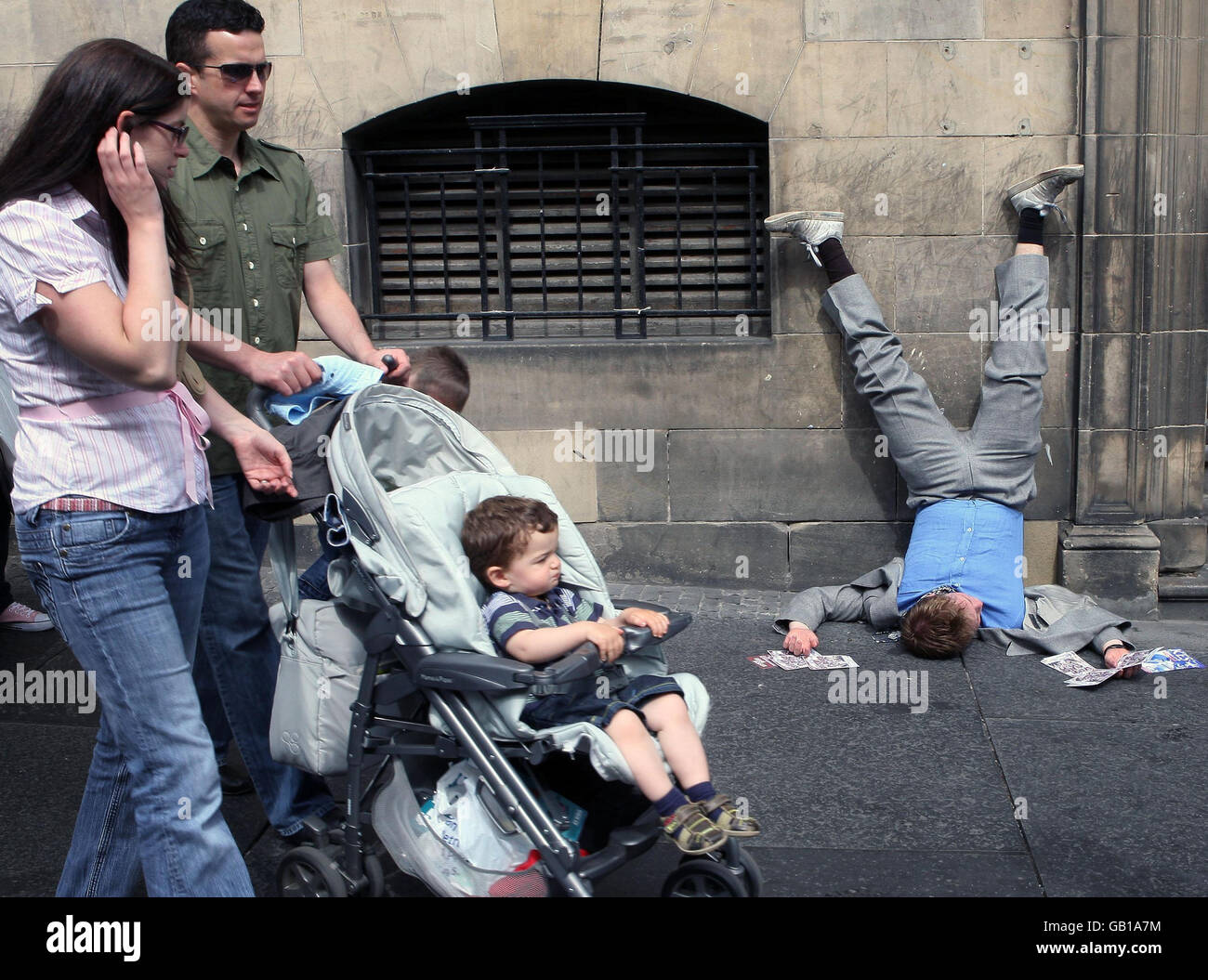 Edinburgh Fringe Festival. Il festival di Edimburgo Fringe Act Sketchy Beast si esibisce sul Royal Mile in vista del loro spettacolo al Venue 348. Foto Stock