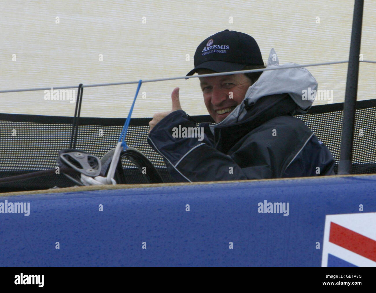 Alastair Campbell corre alla settimana dei Cowes di Skandia a bordo di Artemis Ocean Racing i con il giro del mondo yachtsman Simon Clay. Stava gareggiando nella gara di Artemis Challenge intorno all'isola di Wight per vincere 10,000 per dare alla carità. Tra le celebrità che si corrono a bordo di altri yacht vi erano il presentatore del Big Brother Davina McCall, il presentatore della TV Johnny Ball, il rugby inglese James Haskell e l'ex decatleta olimpico Dean Macey. Foto Stock