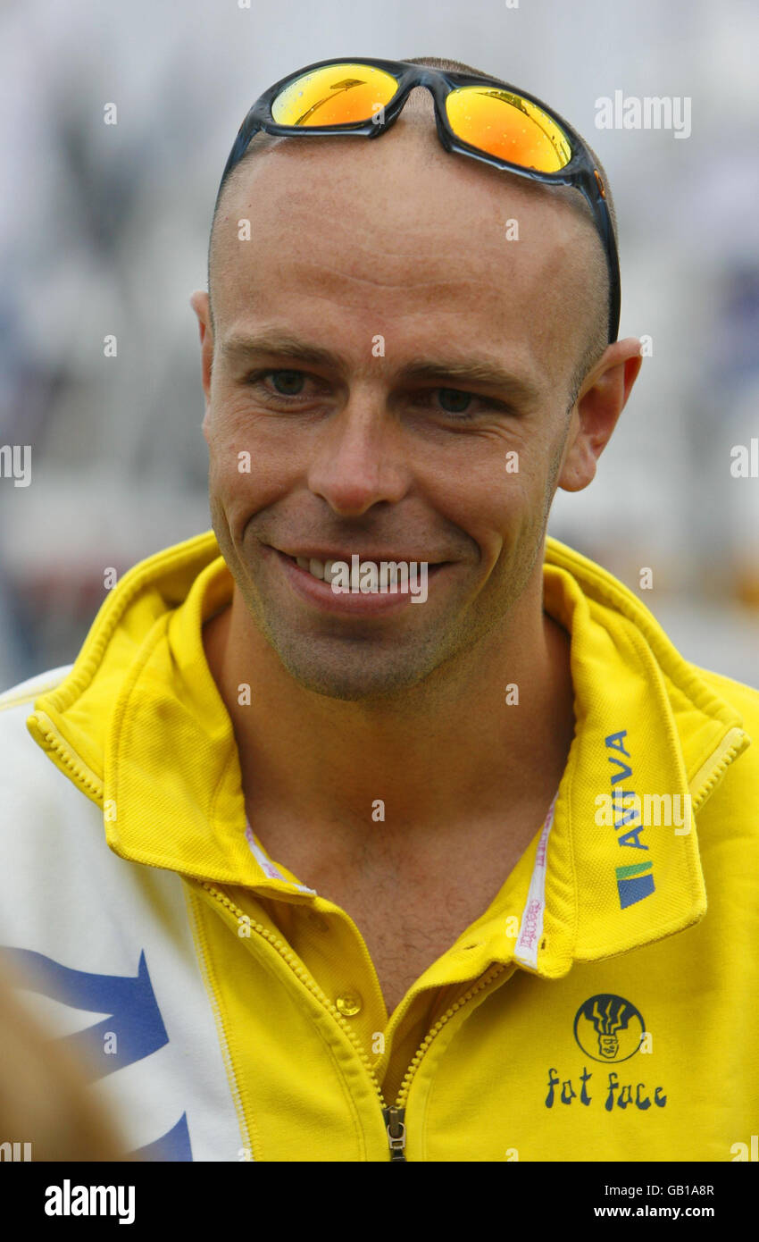 L'ex decatleta olimpico Dean Macey corse alla Skandia Cowes Week a bordo di Aviva con la yachtswoman Dee Caffari. Stava gareggiando nella corsa di sfida di Artemis intorno all'isola di Wight per vincere 10,000 per dare alla carità. Le celebrità che corrono a bordo di altri yacht includevano la presentatrice del Grande Fratello Davina McCall, la presentatrice televisiva Johnny Ball, il giocatore di rugby inglese James Haskell e Alastair Campbell. Foto Stock
