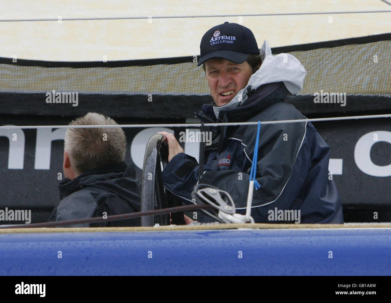Alastair Campbell corre a Skandia Cowes Week a bordo di Artemis Ocean Racing i con il pilota mondiale Simon Clay. Stava gareggiando nella corsa di sfida di Artemis intorno all'isola di Wight per vincere 10,000 per dare alla carità. Le celebrità che corrono a bordo di altri yacht includevano la presentatrice del Grande Fratello Davina McCall, la presentatrice televisiva Johnny Ball, il giocatore di rugby inglese James Haskell e l'ex decatleta olimpico Dean Macey. Stava gareggiando nella corsa di sfida di Artemis intorno all'isola di Wight per vincere 10,000 per dare alla carità. Tra le celebrità che corrono a bordo di altri yacht figuravano la presentatrice del Grande Fratello Davina Foto Stock
