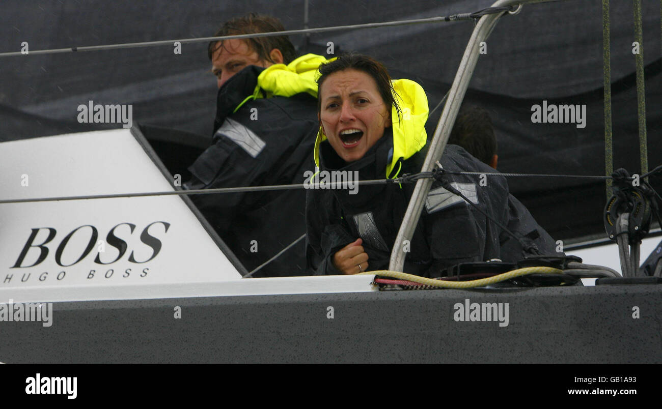 La presentatrice del Grande Fratello Davina McCall corre alla Skandia Cowes Week a bordo di Hugo Boss con il round dello yachtsman mondiale Alex Thomson (a sinistra). Stava gareggiando nella corsa di sfida di Artemis intorno all'isola di Wight per vincere 10,000 per dare alla carità. Le celebrità che corrono a bordo di altri yacht includevano Alastair Campbell, il presentatore televisivo Johnny Ball, il giocatore di rugby inglese James Haskell e l'ex decatleta olimpico Dean Macey. Foto Stock