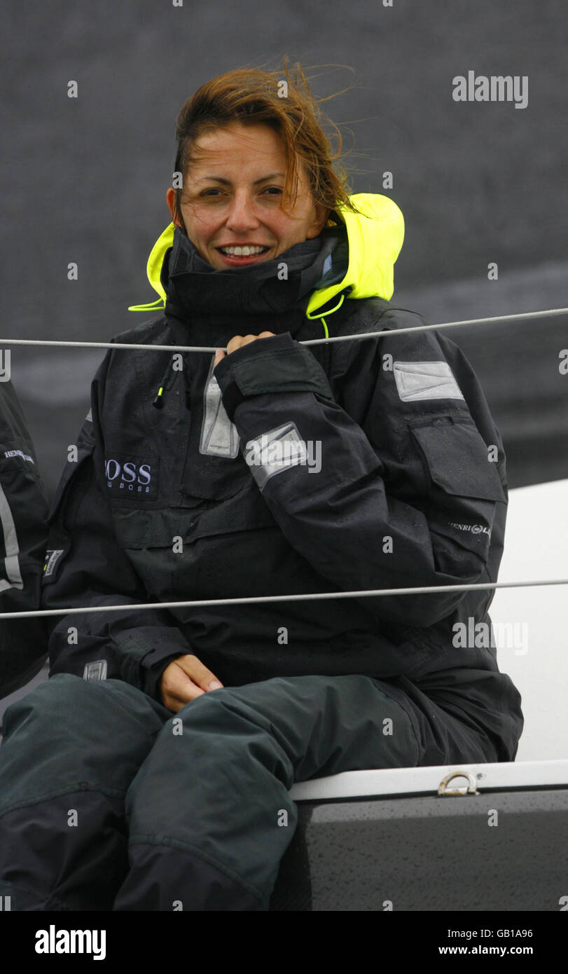 La presentatrice del Grande Fratello Davina McCall corre alla Skandia Cowes Week a bordo di Hugo Boss con il round dello yachtsman mondiale Alex Thomson. Stava gareggiando nella corsa di sfida di Artemis intorno all'isola di Wight per vincere 10,000 per dare alla carità. Le celebrità che corrono a bordo di altri yacht includevano Alastair Campbell, il presentatore televisivo Johnny Ball, il giocatore di rugby inglese James Haskell e l'ex decatleta olimpico Dean Macey. Foto Stock