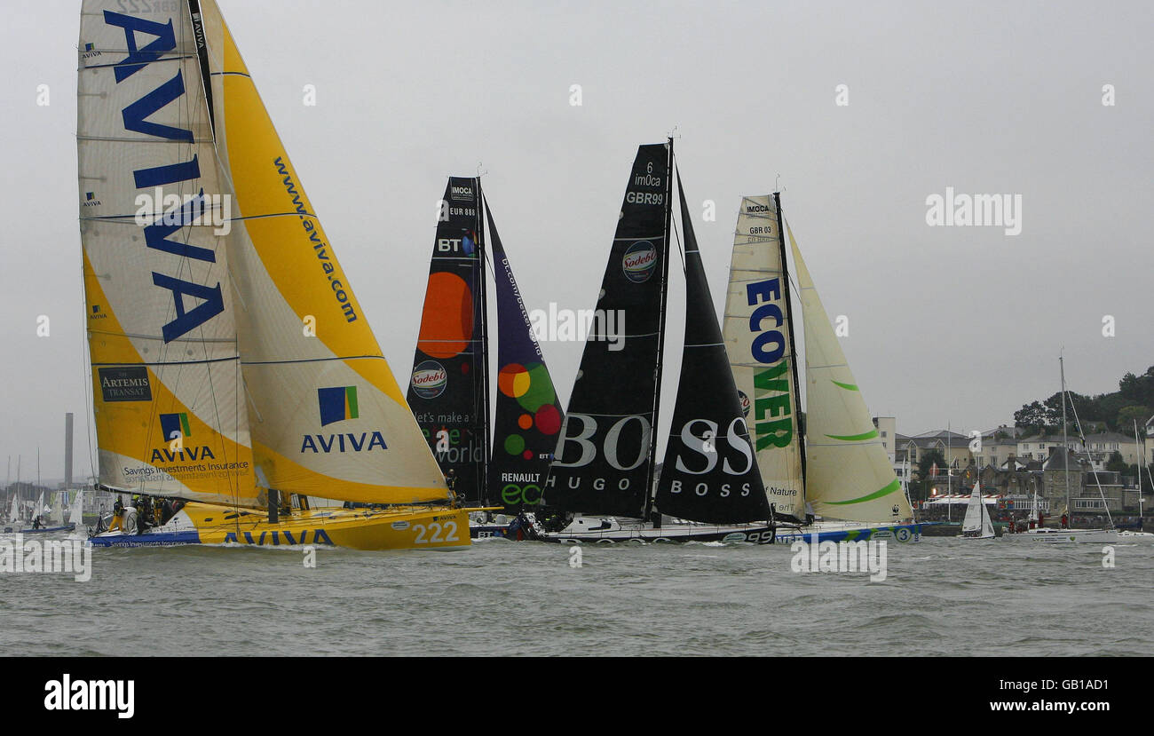 La flotta di yacht high-tech Open 60 attraversa la Squadron Line all'inizio la sfida Artemis intorno alla corsa dell'isola alla settimana dei Cowes di Skandia. Stavano competendo per vincere 10,000 per dare alla loro carità scelta. Le celebrità che corrono a bordo degli yacht includevano la presentatrice del Big Brother Davina McCall, l'ex decatleta olimpico Dean Macey, il presentatore televisivo Johnny Ball, il rugby inglese James Haskell e Alastair Campbell. Foto Stock