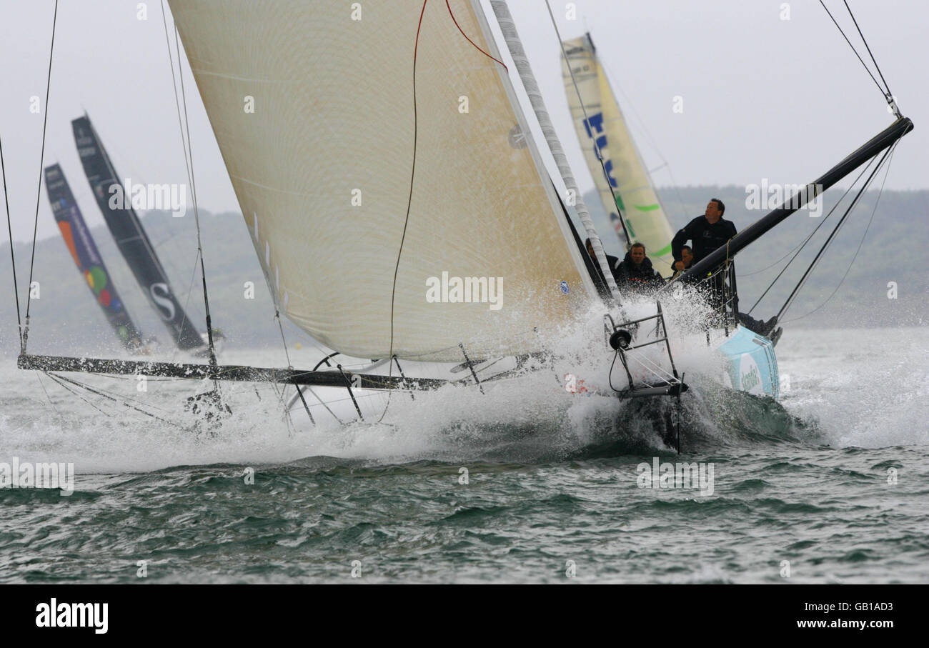 L'equipaggio a bordo dell'eCover di Mike Golding durante l'Artemis Challenge intorno alla corsa dell'isola alla settimana di Skandia Cowes. Gareggiavano per vincere 10,000 per dare alla loro carità scelta. Tra le celebrità che gareggiano a bordo degli yacht c'erano il presentatore del Big Brother Davina McCall, l'ex decatleta olimpico Dean Macey, il presentatore della TV Johnny Ball, il rugby inglese James Haskell e Alastair Campbell. Foto Stock