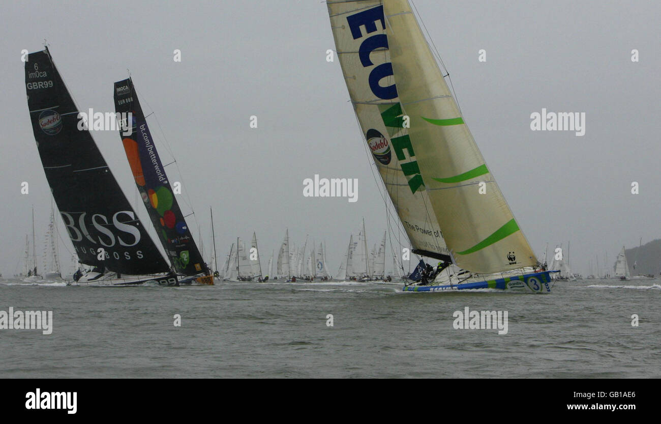 La flotta di yacht high-tech Open 60 naviga attraverso una flotta più grande di imbarcazioni laser molto più piccole durante la Artemis Challenge intorno alla corsa dell'isola a Skandia Cowes Week. Stavano competendo per vincere 10,000 per dare alla loro carità scelta. Le celebrità che corrono a bordo degli yacht includevano la presentatrice di Big Brother Davina McCall, l'ex decatleta olimpica Dean Macey, il presentatore televisivo Johnny Ball, il rugby inglese James Haskell e l'ex dottore di spin numero 10 Alastair Campbell. Foto Stock