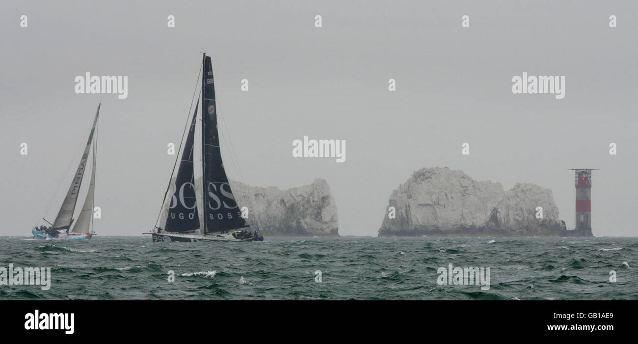 Pindar (a sinistra) guida Hugo Boss e la flotta di alta tecnologia Open 60 yacht intorno agli aghi durante la Artemis Challenge intorno alla gara dell'isola a Skandia Cowes Week. Stavano competendo per vincere 10,000 per dare alla loro carità scelta. Le celebrità che corrono a bordo degli yacht includevano la presentatrice del Big Brother Davina McCall, l'ex decatleta olimpico Dean Macey, il presentatore televisivo Johnny Ball, il rugby inglese James Haskell e Alastair Campbell. Foto Stock