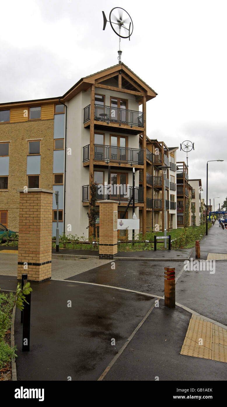 Vista generale del Queens Gate Eco Houses sviluppo su Pawson's Road, Croydon, Surrey. Lo sviluppo di nuove eco-case è progettato per ridurre al minimo le emissioni di carbonio. Il sito comprende turbine eoliche, e una combinazione di tegole solari elettriche e solari, consentendo alle case di generare sia la propria energia elettrica pulita e acqua calda. Foto Stock