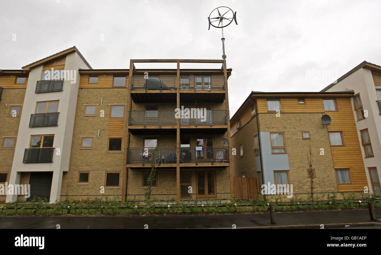 Vista generale del Queens Gate Eco Houses sviluppo su Pawson's Road, Croydon, Surrey. Lo sviluppo di nuove eco-case è progettato per ridurre al minimo le emissioni di carbonio. Il sito comprende turbine eoliche, e una combinazione di tegole solari elettriche e solari, consentendo alle case di generare sia la propria energia elettrica pulita e acqua calda. Foto Stock