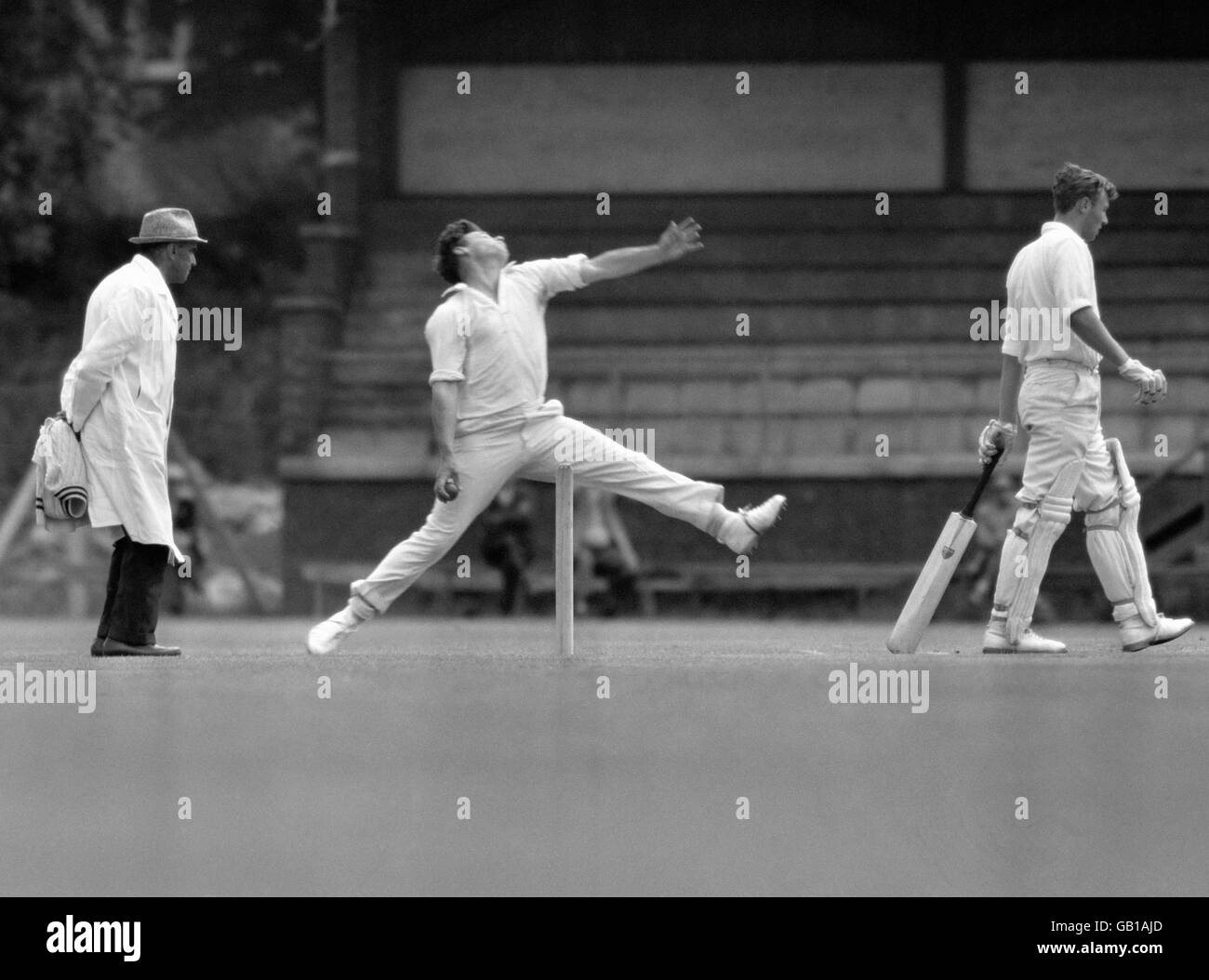 David White, bowler veloce e pipistrello sinistro con Hampshire per il quale ha fatto il suo debutto nel 1957, visto qui in azione nel luglio 1964. Foto Stock