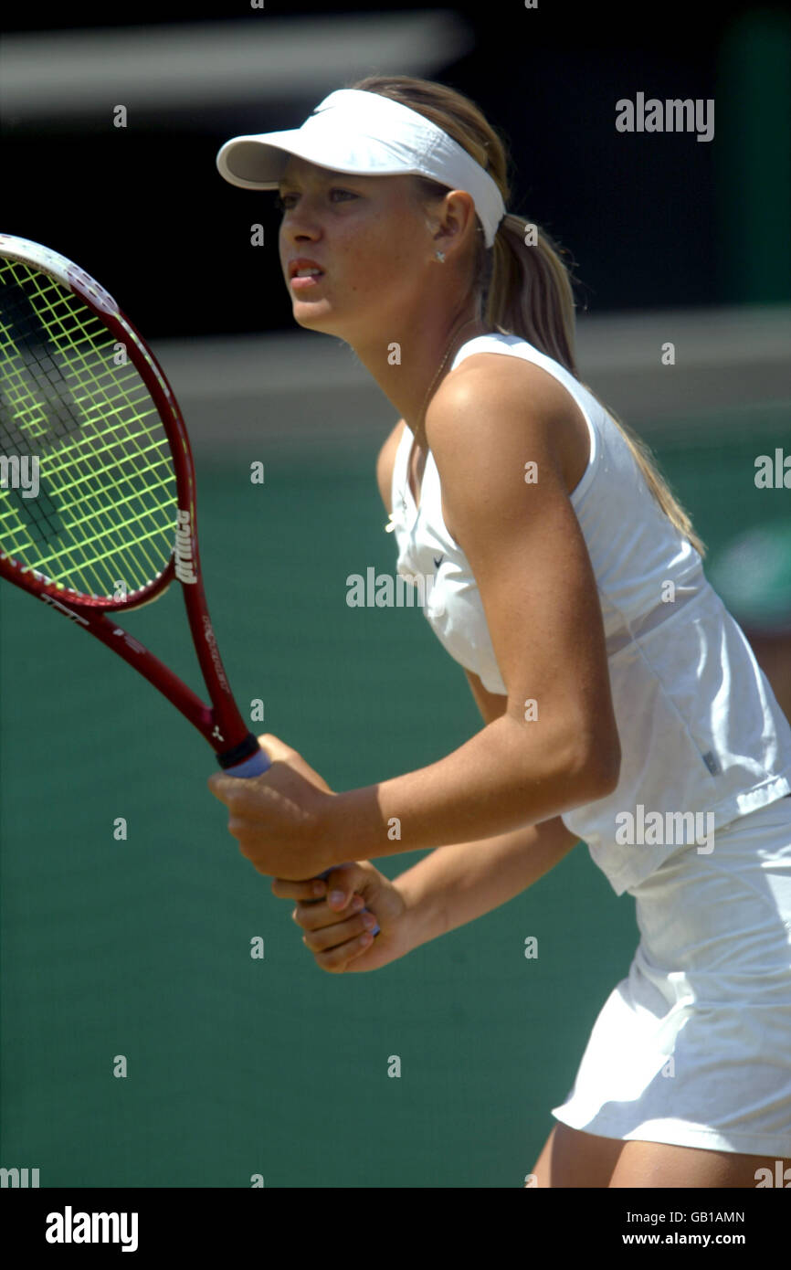 Tennis - Wimbledon 2003 - terzo turno femminile - Maria Sharapova / Jelena Dokic. Maria Sharapova volti servono Foto Stock