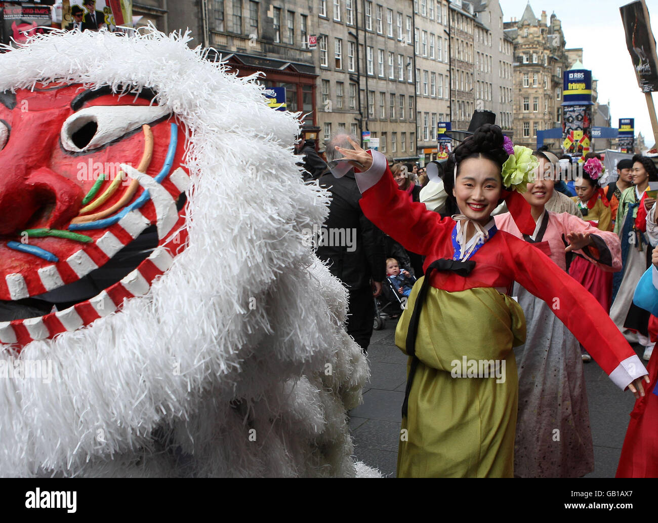 Edinburgh Fringe Festival ACT Chunhyang eseguire danza coreana nel centro di Edimburgo in vista del loro spettacolo. Foto Stock