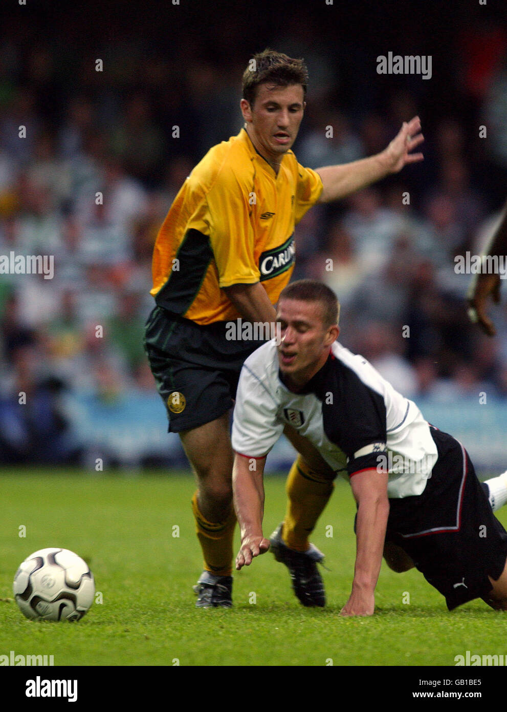 Calcio - amichevole - Fulham v Celtic. Jamie Smith di L-R Celtic affronta Sean Davis di Fulham Foto Stock