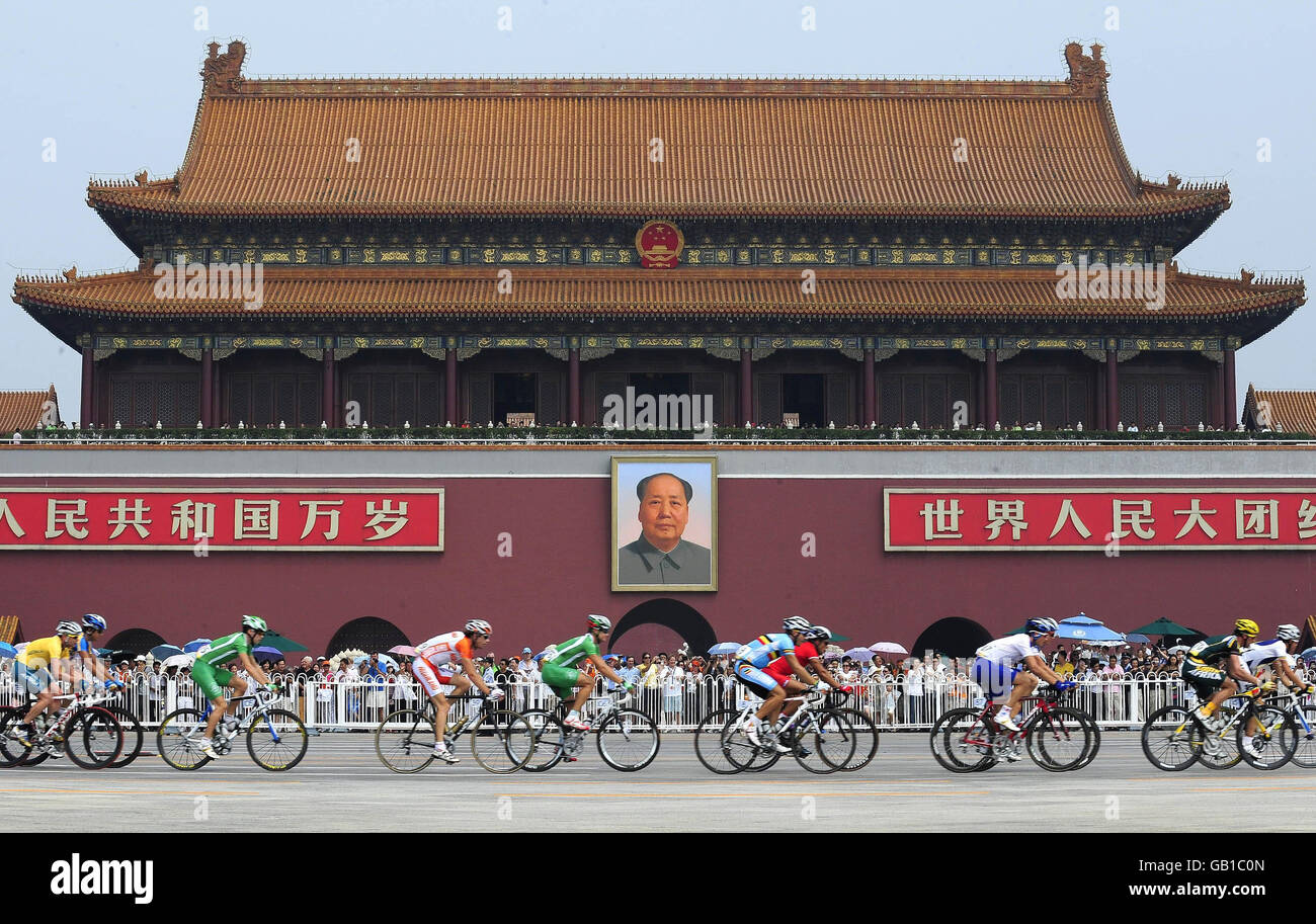 Olimpiadi - Giochi Olimpici di Pechino 2008 - primo giorno. I piloti delle Olimpiadi Mens Road Race attraversano Piazza Tiananmen a Pechino oggi, la prima giornata di competizione nelle Olimpiadi di Pechino 2008. Foto Stock