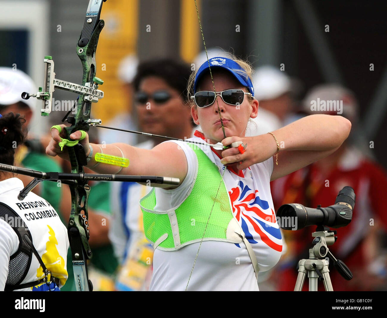 Charlotte Burgess della Gran Bretagna in azione nella gara individuale della graduatoria femminile dell'tiro con l'arco al campo di tiro con l'arco verde olimpico di Pechino. Foto Stock