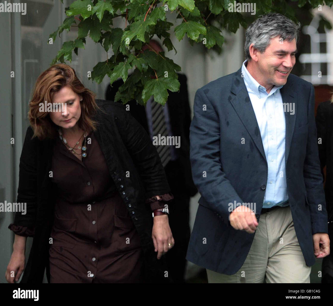 Il primo ministro Gordon Brown e sua moglie Sarah arrivano per l'apertura del Festival Internazionale del Libro di Edimburgo. Foto Stock