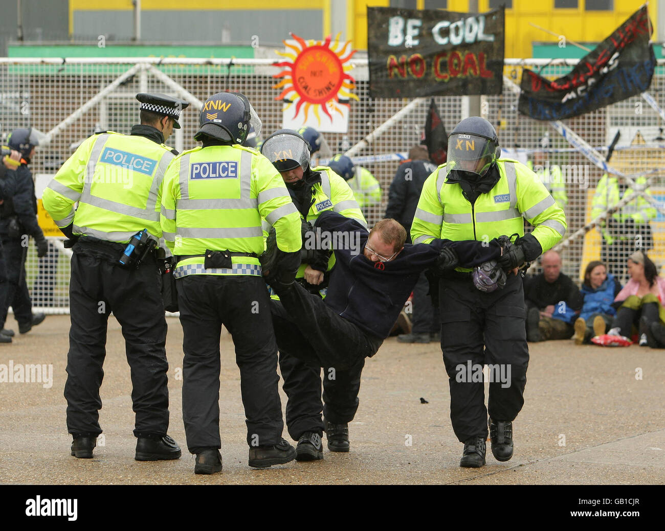 Campo d'azione per il clima. Gli ufficiali di polizia arrestano un protester ambientale fuori dalla centrale elettrica di Kingsnord vicino a Hoo nel Kent. Foto Stock