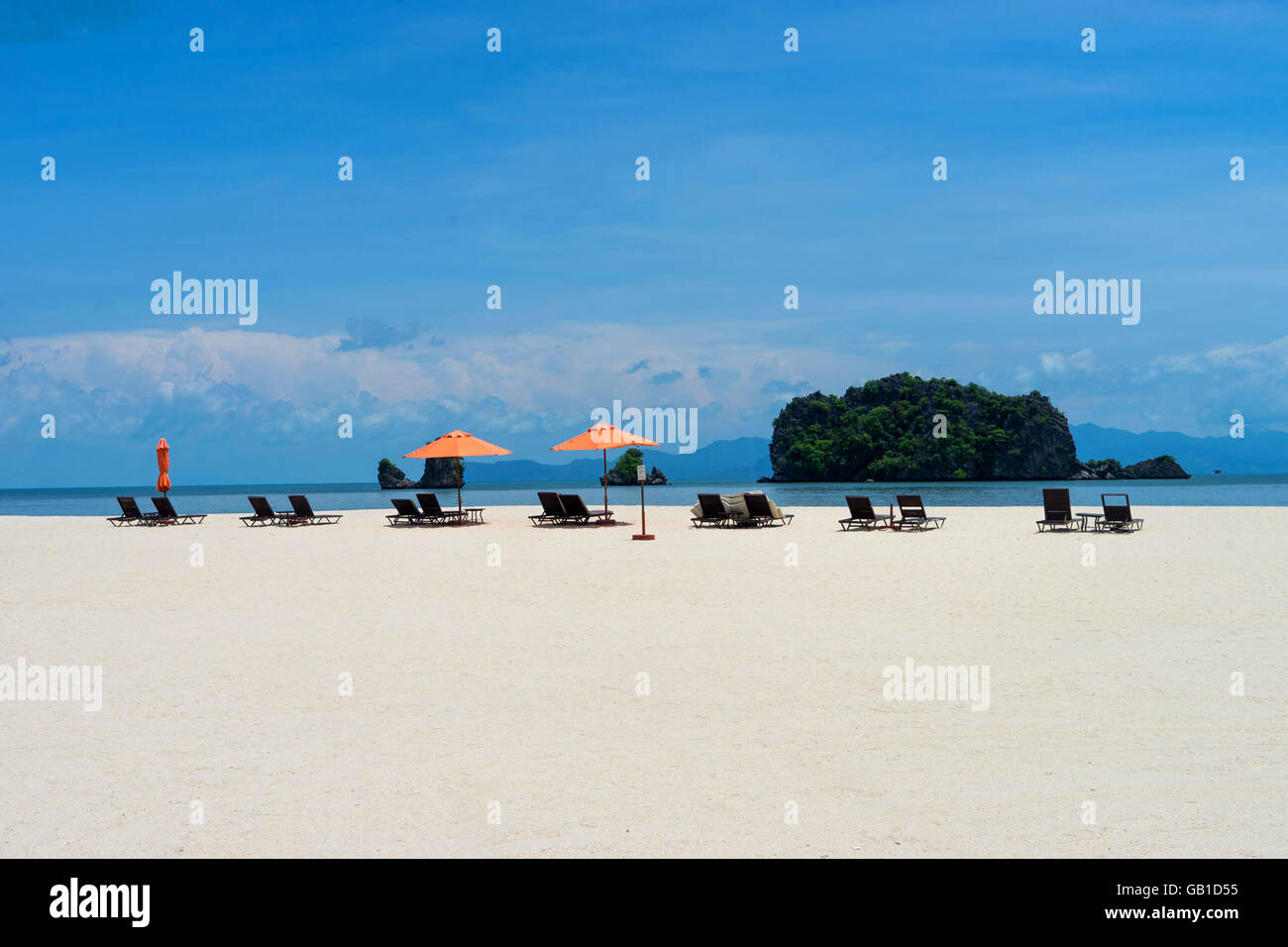 L'Isola di Langkawi Malaysia Spiaggia Bianca lettini blu del cielo paradiso di lusso pacchetto vacanza bella spiaggia di stock di fotografia Foto Stock