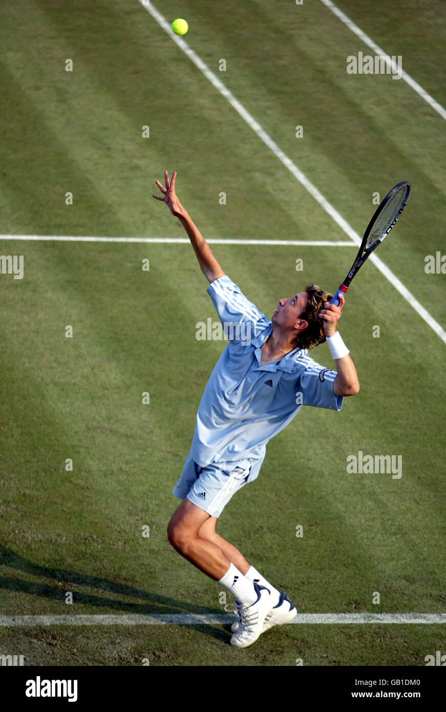 Tennis - Nottingham Open 2003 - primo turno. Alex Bogdanovic serve a Jan-Michael Gambetta Foto Stock