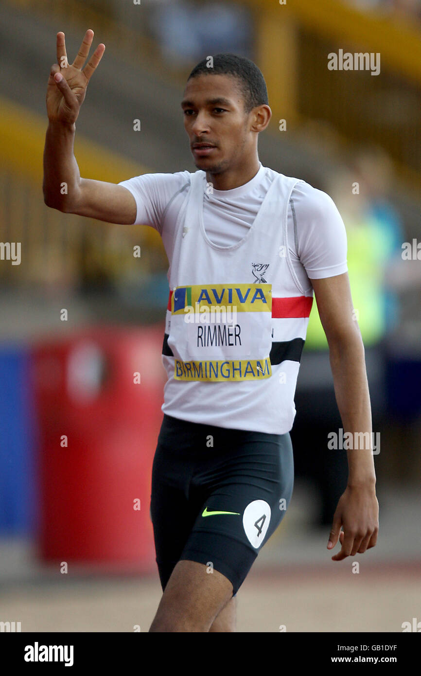 Michael Rimmer del Liverpool Pembroke Sefton Athletic Club celebra la vittoria della finale da 800 m per uomini durante i Campionati nazionali Aviva, Alexander Stadium, Birmingham Foto Stock