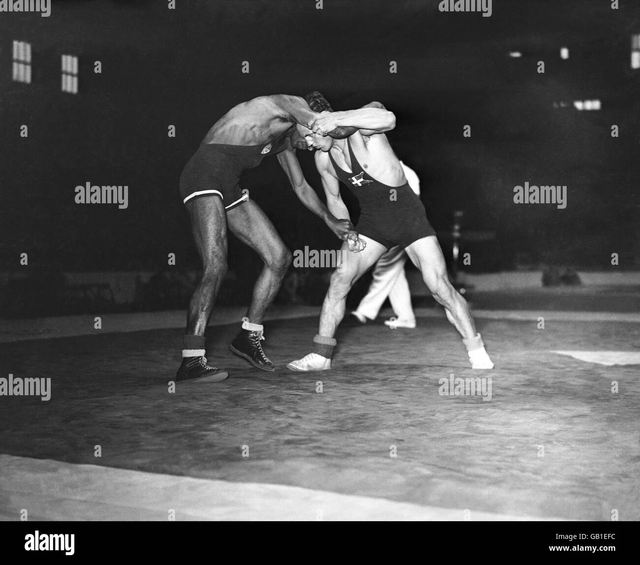Divisione Welterweight del Greco - lotta olimpica in stile romano a Earls Court. Kamal Munir d'Egitto, (a sinistra) durante il suo bout con Henrik Hansen di Danimarca. Hansen vinse e proseguì per finire terzo assoluto. Foto Stock