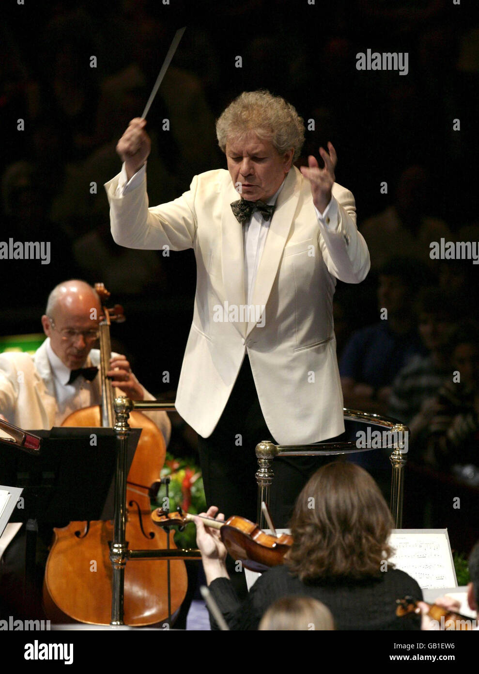 Jiri Belohlavek, direttore principale della BBC Symphony Orchestra, sul palco durante la prima notte dei Proms presso la Royal Albert Hall nel sud-ovest di Londra. Foto Stock