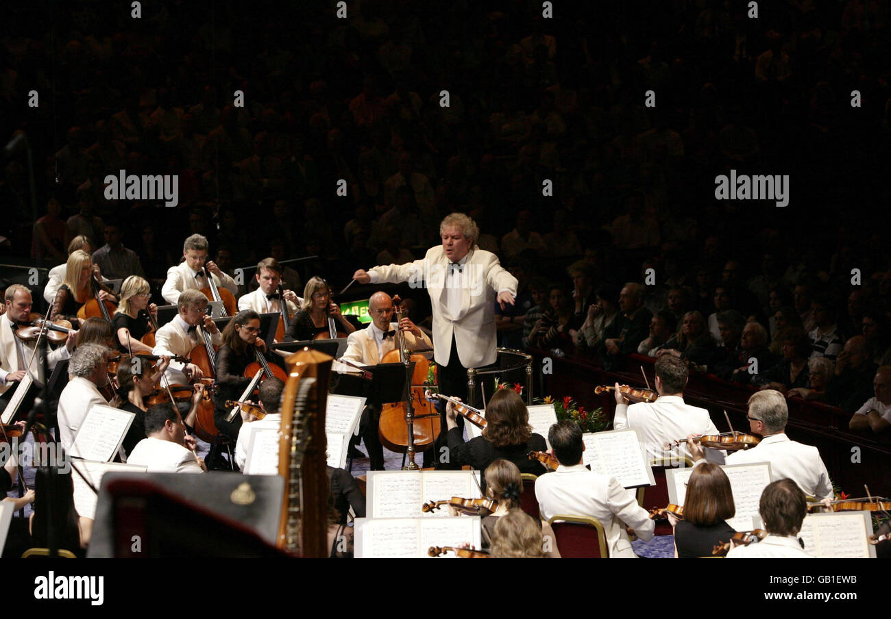 Jiri Belohlavek, direttore principale della BBC Symphony Orchestra, sul palco durante la prima notte dei Proms presso la Royal Albert Hall nel sud-ovest di Londra. Foto Stock